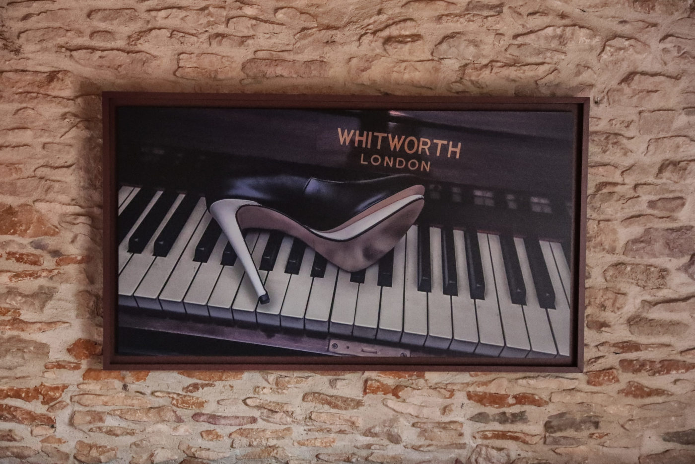 Le piano et la chaussure tirage Fine Art sur Alu Dibond dimensions 60 x 110 cm et caisse américaine assortie